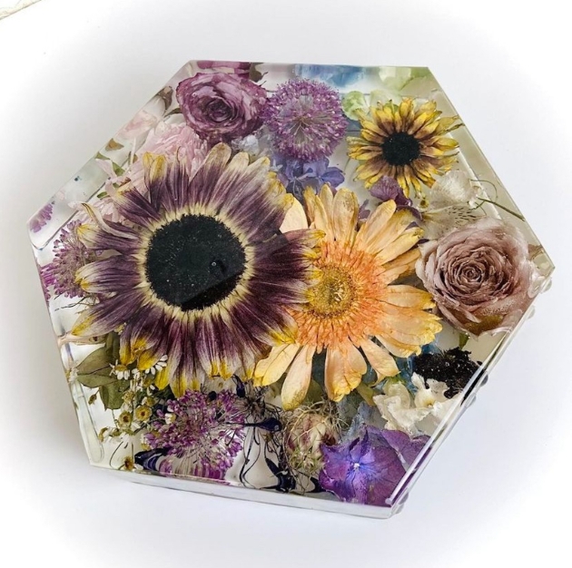 Flowers preserved using resin